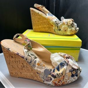 Women’s size 10 wedge
Never worn